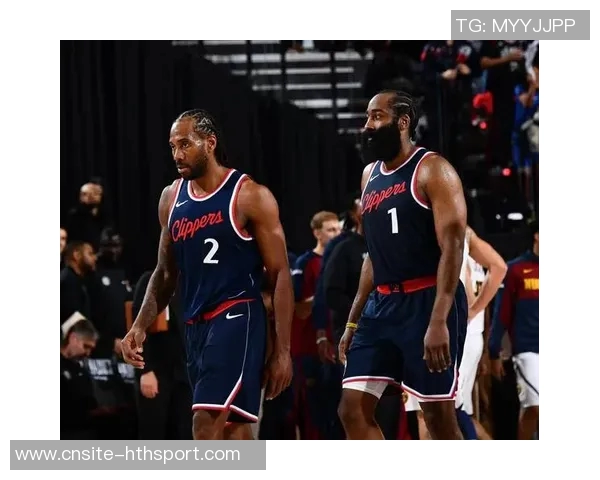 快船训练营首日盛况：灯泡组合同框小卡与比尔携手出击