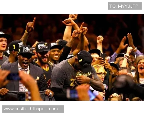 詹姆斯媒体日感慨湖人冠军旗帜展现辉煌历史与荣耀时刻